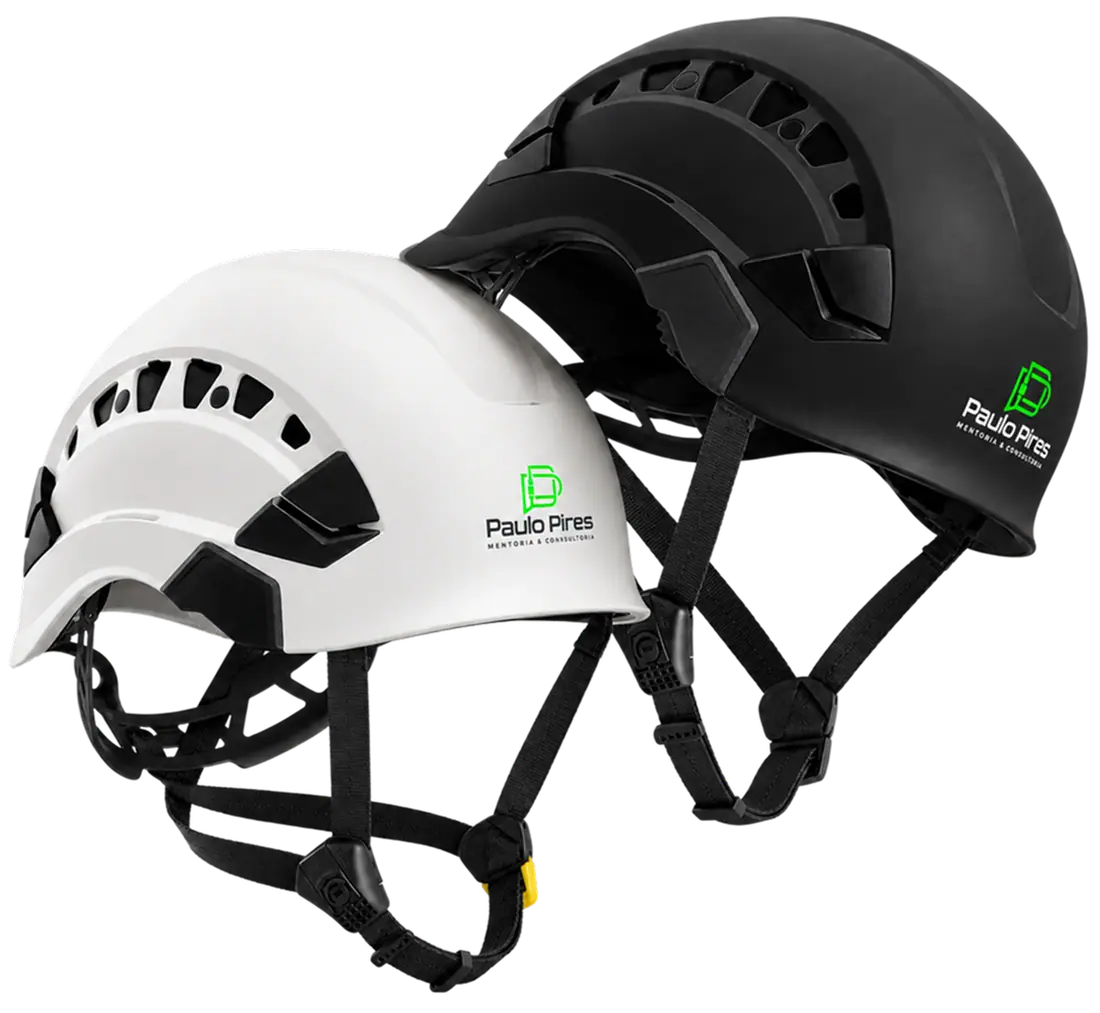 Capacete e equipamento de proteção usados em operações de acesso por cordas