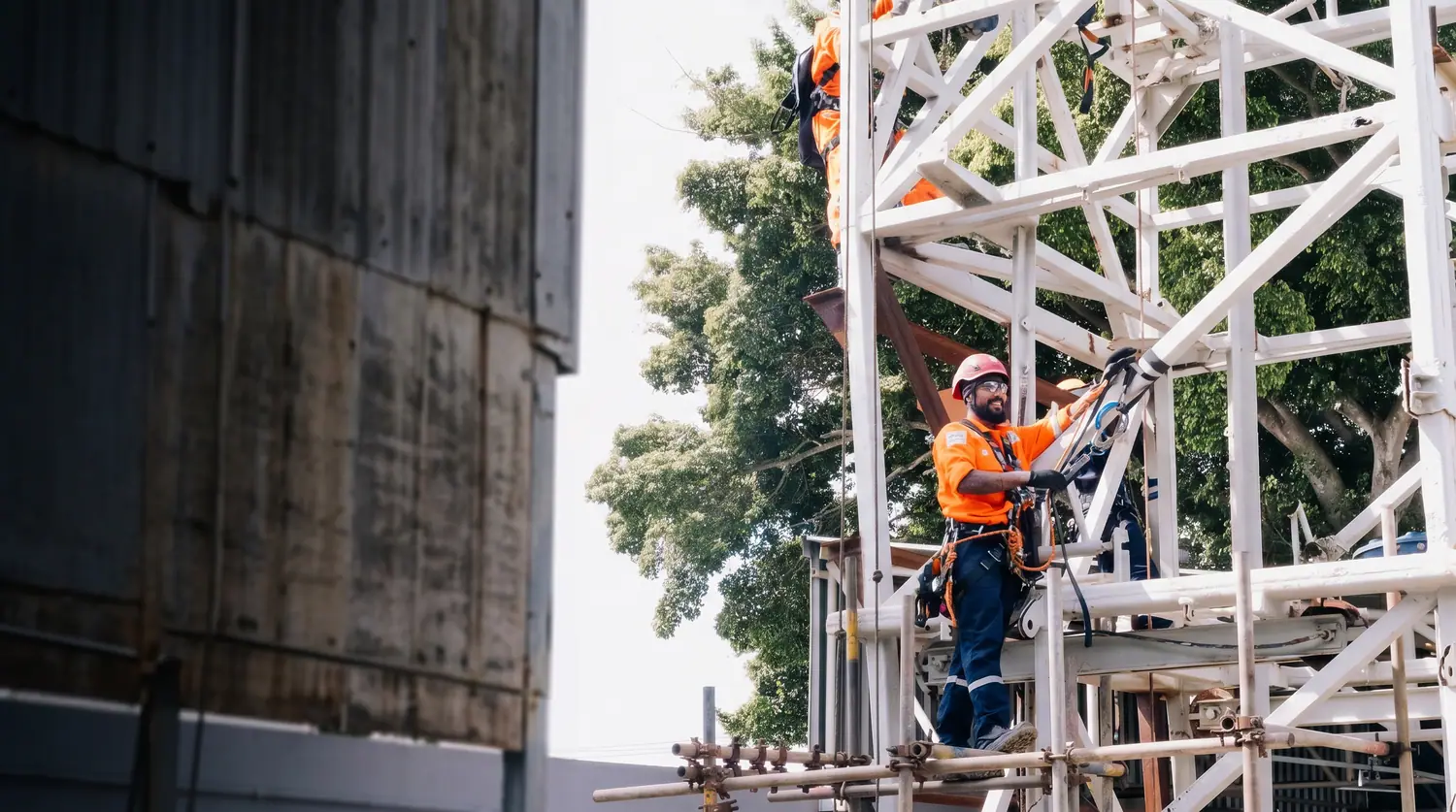 Treinamento prático de resgate em altura no centro de treinamentos Paulo Pires